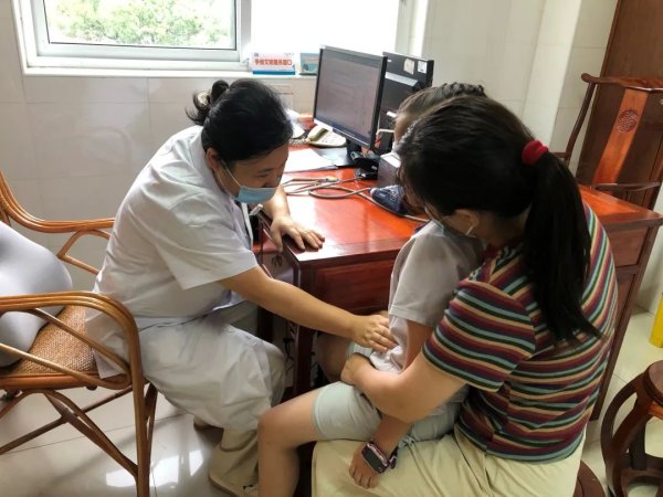 嗨牛股票 上吐下泻，9岁女童被紧急送医！正大量上市，很多人“狂炫”，医生紧急提醒