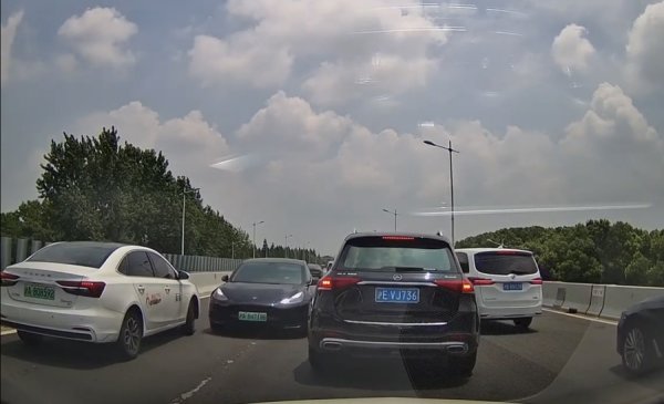 鼎合网 今天中午，一轿车在沪渝高速上逆行